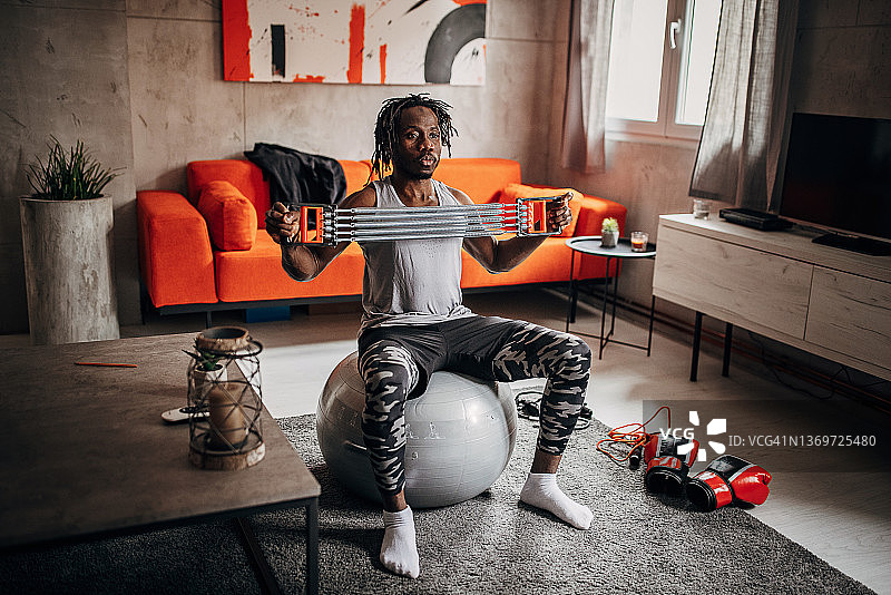 男人在客厅锻炼图片素材