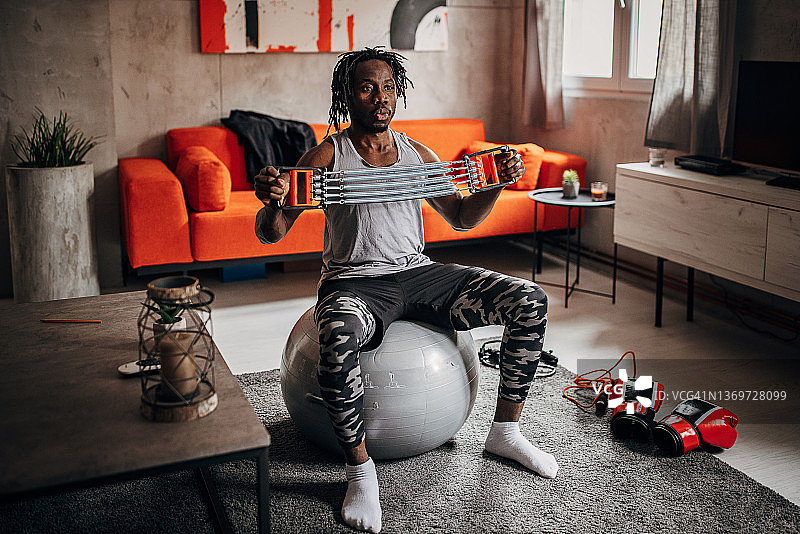 用拉力器锻炼的男人图片素材