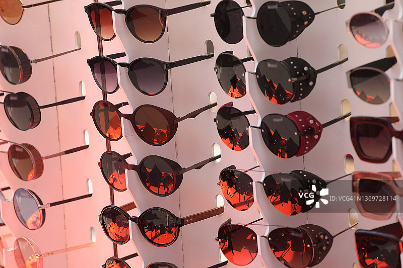 户外商店出售的太阳镜图片素材