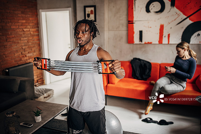 男子在家锻炼图片素材