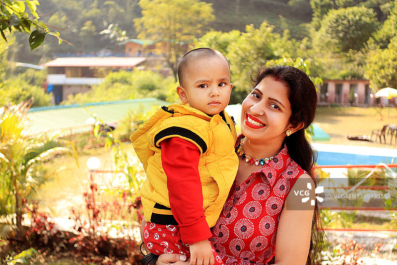 母亲手牵着她的女儿图片素材