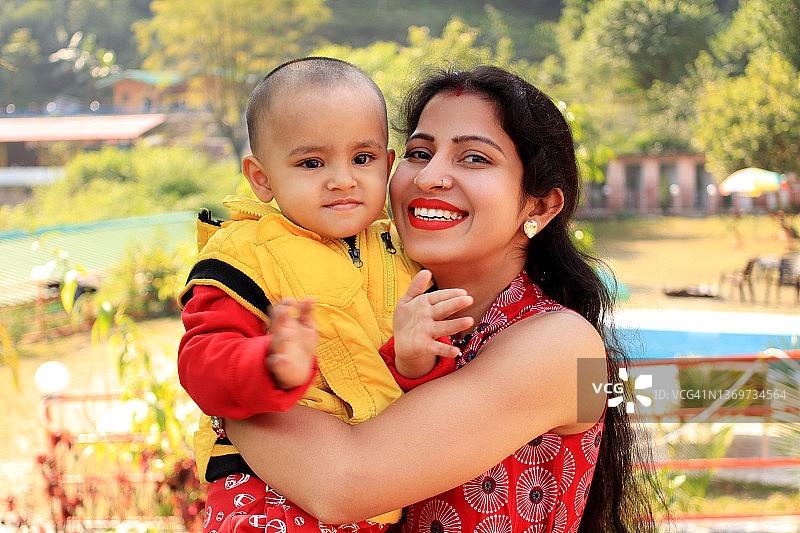 充满爱意的母亲和女儿写真图片素材