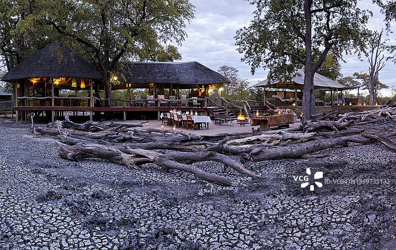 博茨瓦纳黄昏时分的鬣狗潘野生动物园旅馆图片素材