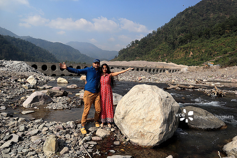 年轻情侣站在印度北阿坎德邦瑞诗凯诗恒河附近的山中图片素材