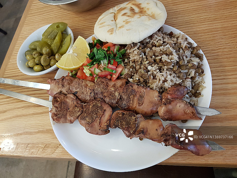 犹太洁食：鸡肝串配米饭和扁豆图片素材