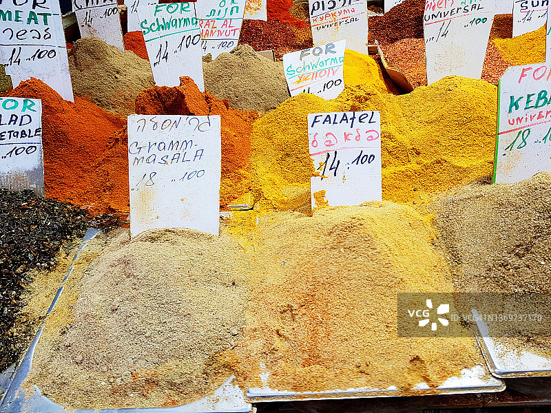 特拉维夫哈卡梅尔市场色彩鲜艳的香料图片素材