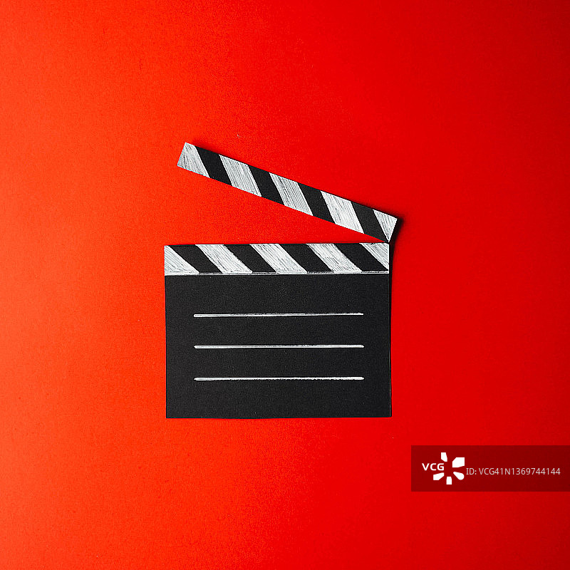 红色背景上的黑白电影场记板图片素材