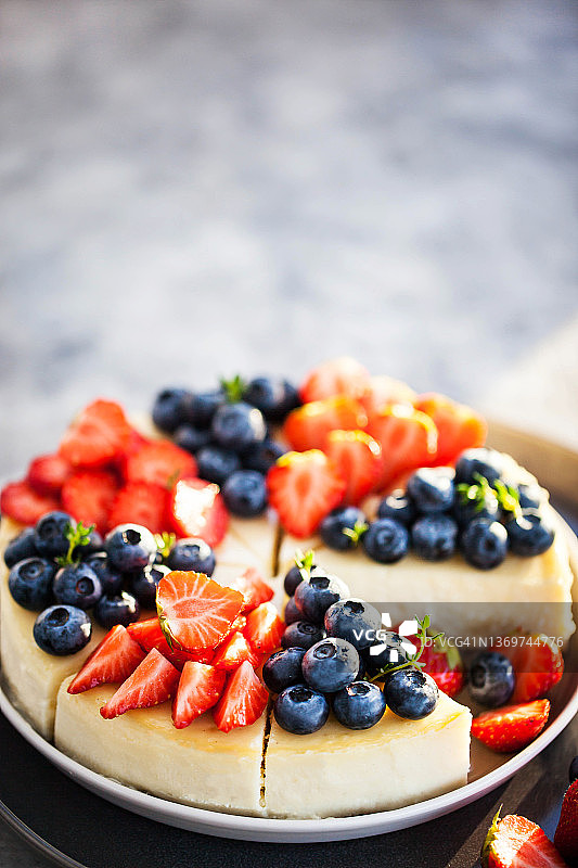 蓝莓草莓装饰的香草纽约芝士蛋糕图片素材