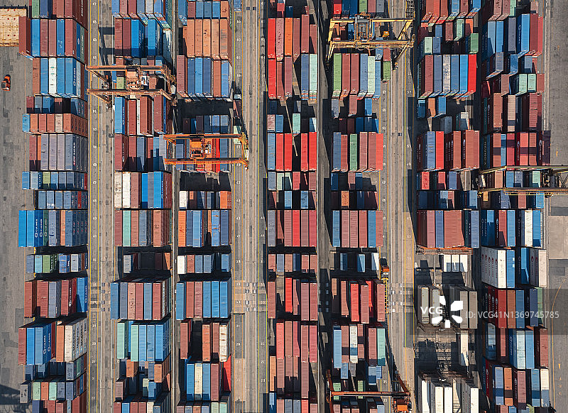 集装箱货运仓库装载，海运业务物流航拍图片素材