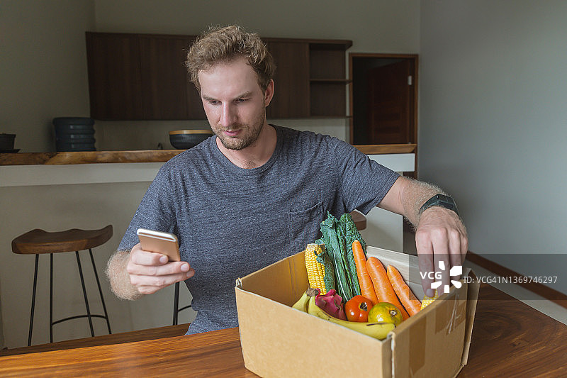 白人男子在手机App上查看在线食品订单图片素材