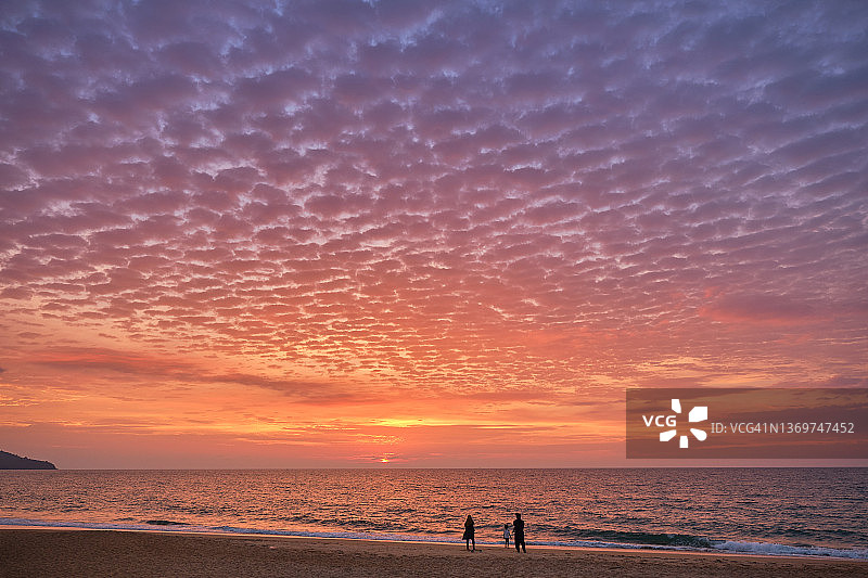日落时分海滩上美丽的香草色天空和零星的云彩图片素材