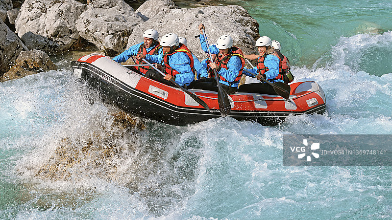 在河流中划船的白水漂流者图片素材