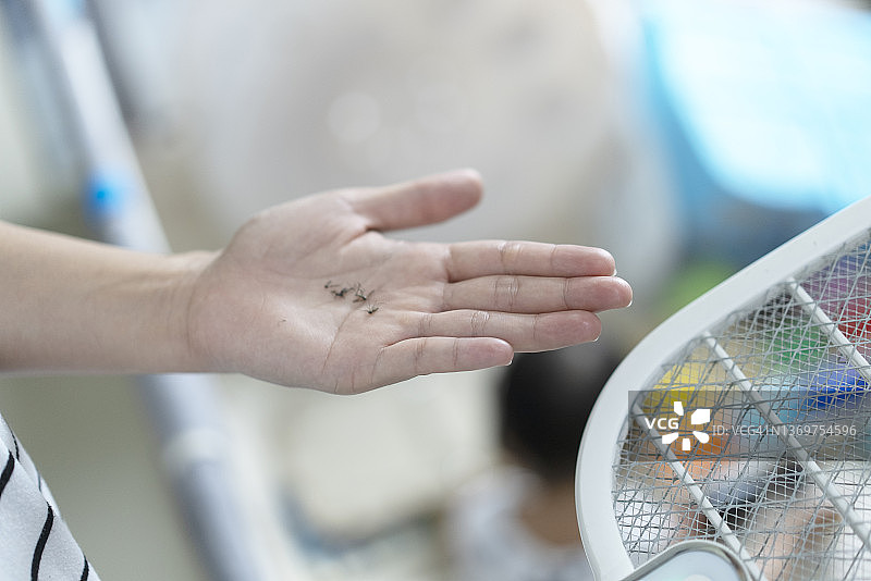 特写：蚊子尸体与玩耍的母女居家生活图片素材
