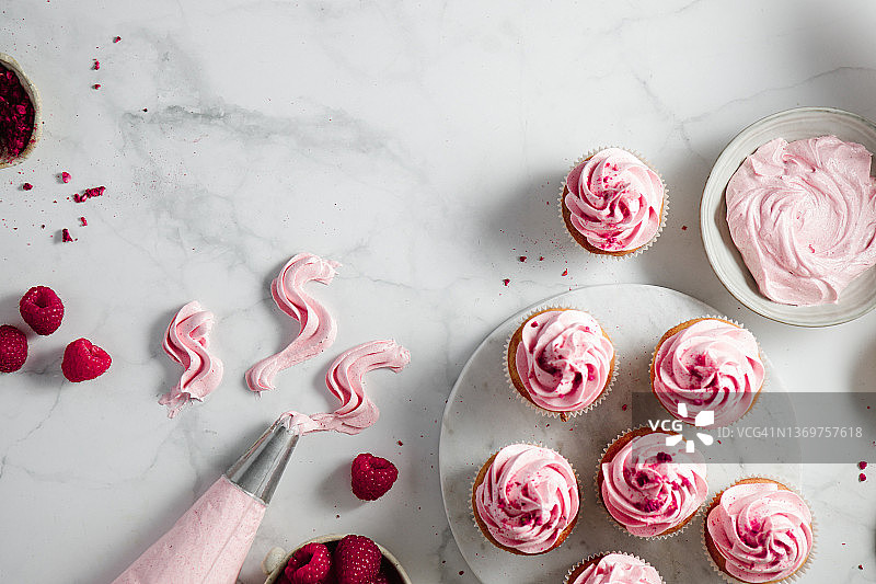 带奶油蛋卷的粉色纸杯蛋糕图片素材