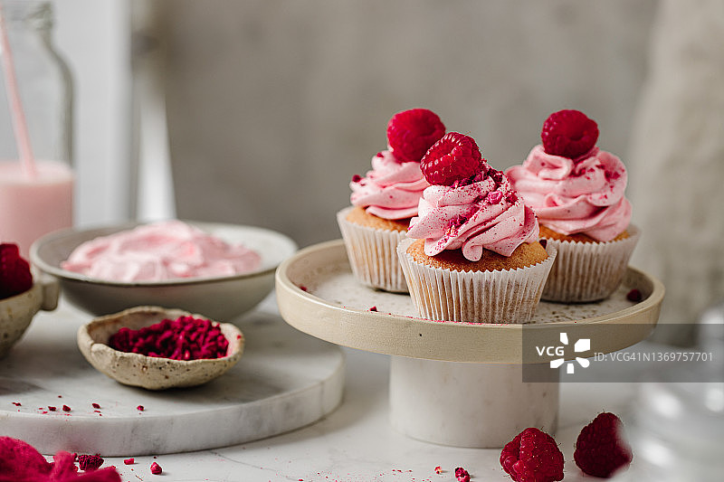 美味的覆盆子纸杯蛋糕图片素材