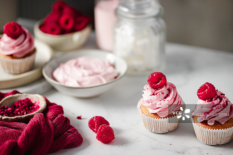 自制美味粉色纸杯蛋糕与食材图片素材