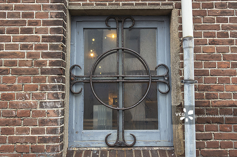 石墙上以铸铁为装饰的框架图片素材