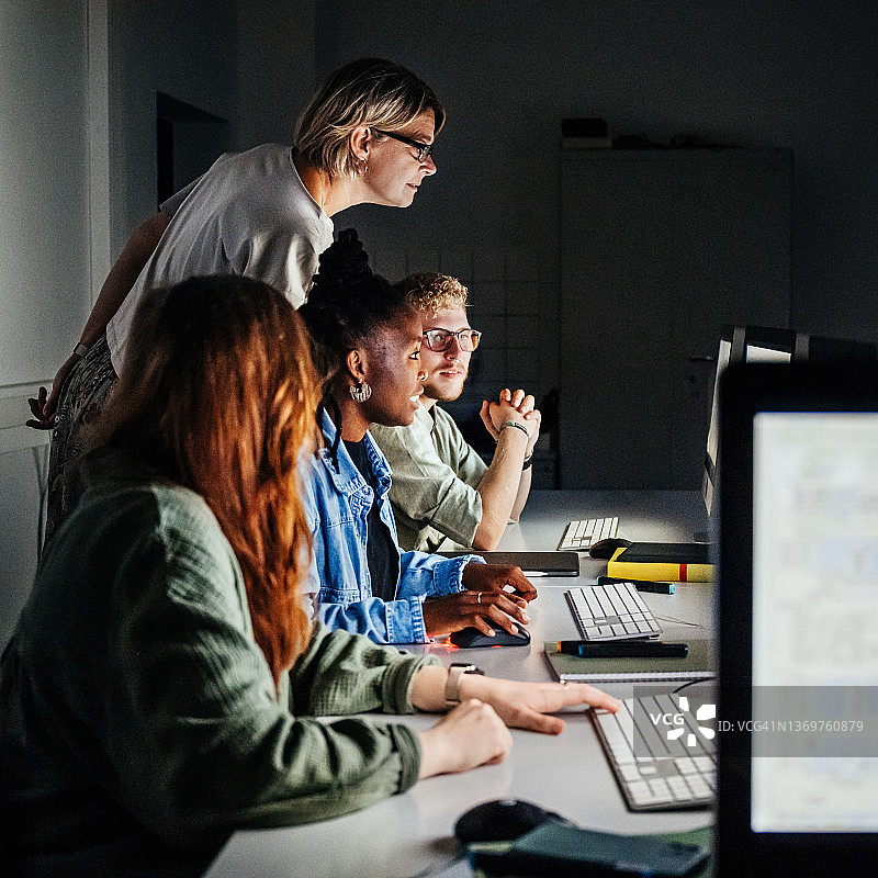 研讨会导师协助学生完成电脑任务图片素材