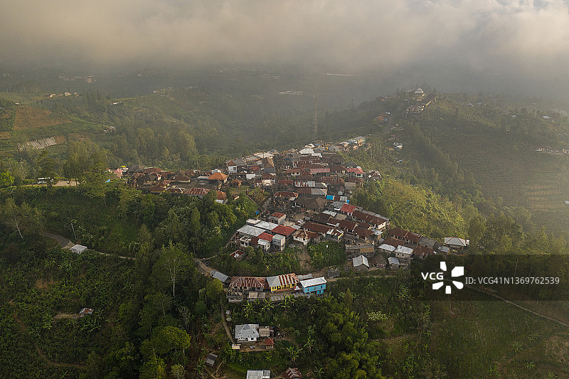印度尼西亚巴厘岛金塔马尼附近山区传统村庄的鸟瞰图图片素材