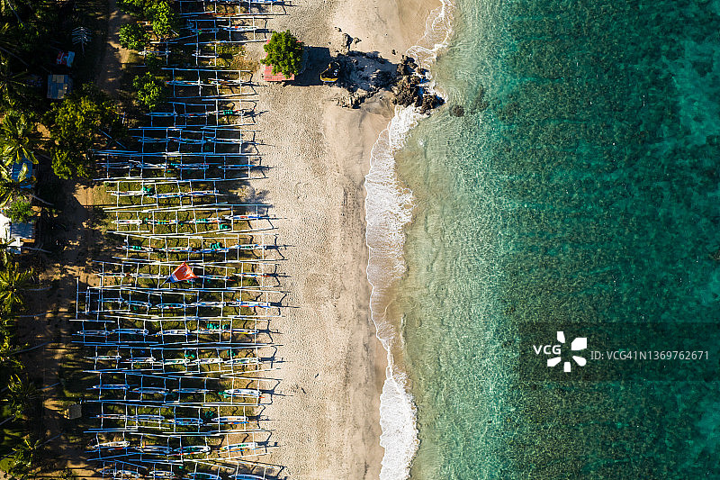 印度尼西亚巴厘岛Candidasa附近白色沙滩的俯视图图片素材