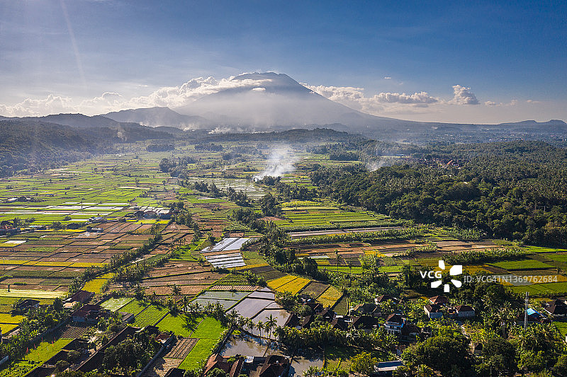 印度尼西亚巴厘岛壮丽梯田与阿贡火山图片素材