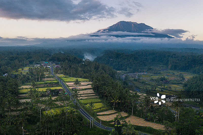 印度尼西亚巴厘岛阿贡火山的壮丽景色图片素材