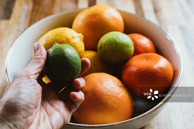 碗里的柑橘类水果：克里曼丁红橘、橘子、葡萄柚、柠檬、酸橙图片素材