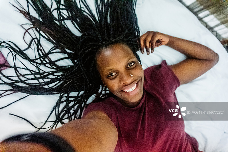 女人在床上自拍图片素材