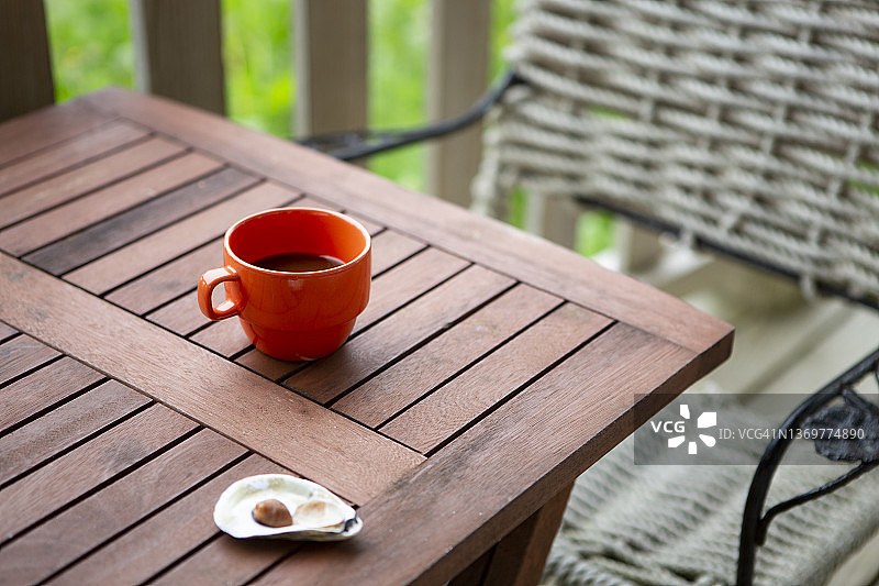 带贝壳和椅子的户外咖啡图片素材