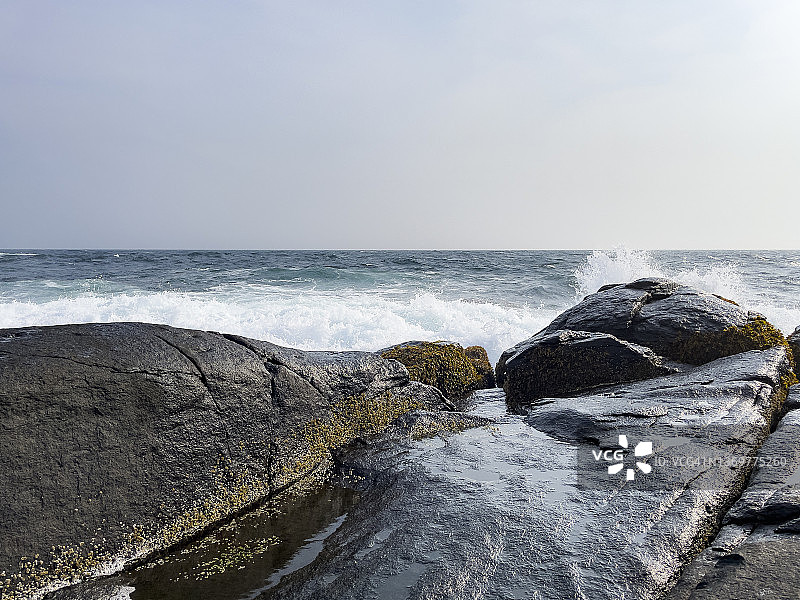 从莫纳亨岛西侧岩石边缘看到的拍打大西洋边缘的波浪图片素材