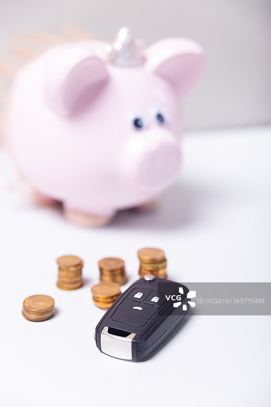 粉色小猪储蓄罐、车钥匙和硬币，汽车储蓄，汽车贷款融资，廉价汽车，卖车图片素材