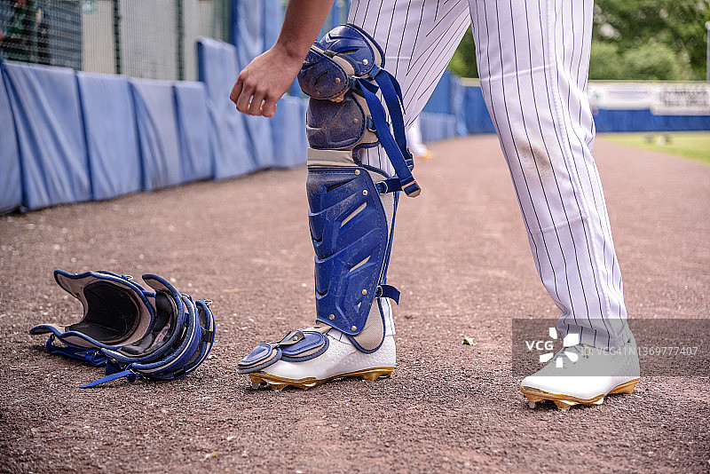 棒球捕手从警戒区捡起手套特写图片素材