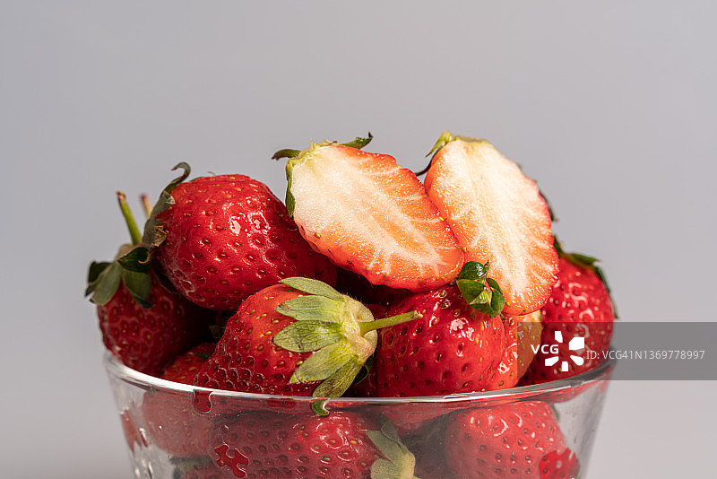玻璃碗里的新鲜草莓图片素材