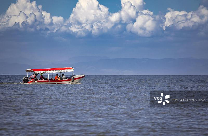 尼加拉瓜湖上乘船航行的人们图片素材