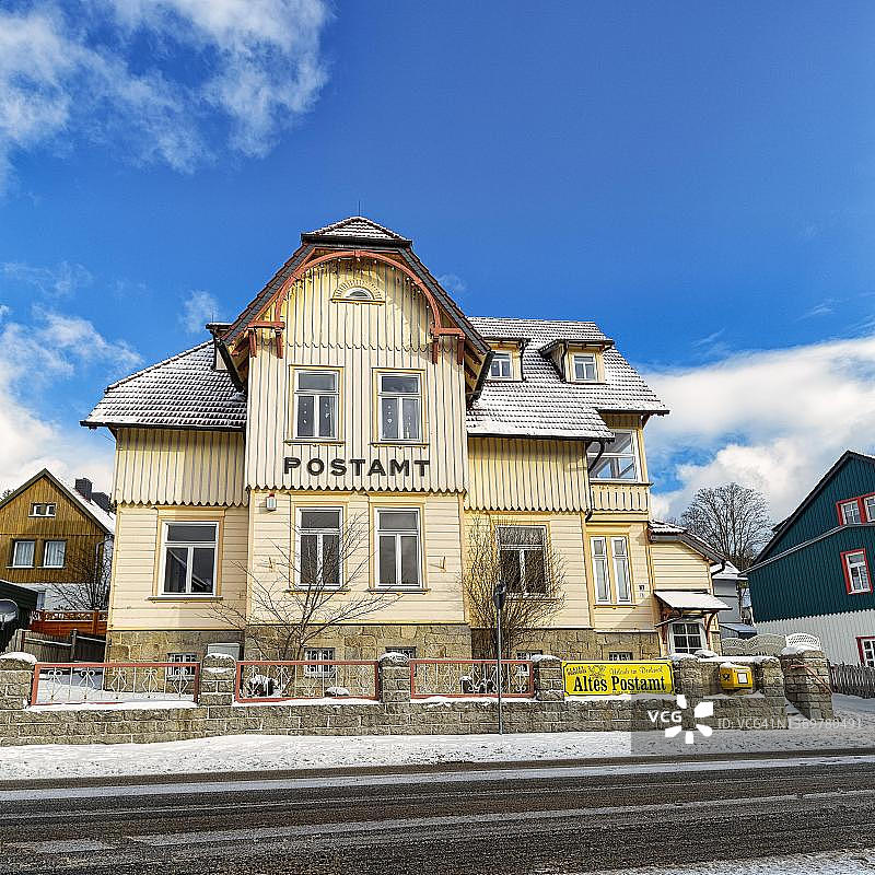 哈茨国家公园韦尼格罗德席尔克区雪中的旧邮局度假公寓图片素材