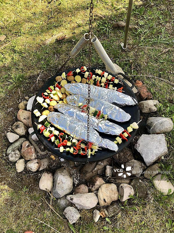 烧烤架上的蔬菜串和锡纸烤鱼，德国晚餐图片素材