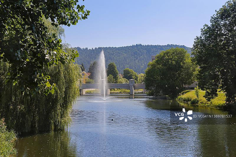 德国巴登-符腾堡州图特林根多瑙公园的喷泉、多瑙河和桥梁图片素材