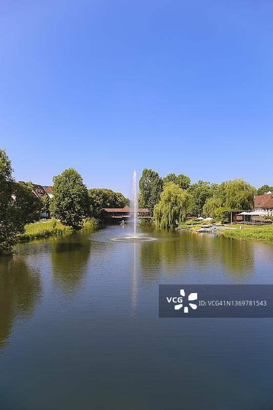 德国巴登-符腾堡州图特林根多瑙公园的喷泉、多瑙河和桥梁图片素材