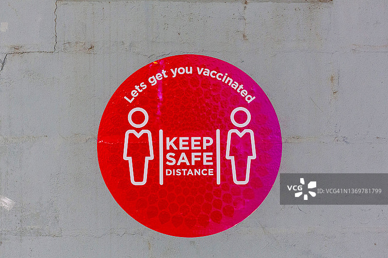 保持社交距离提示牌图片素材