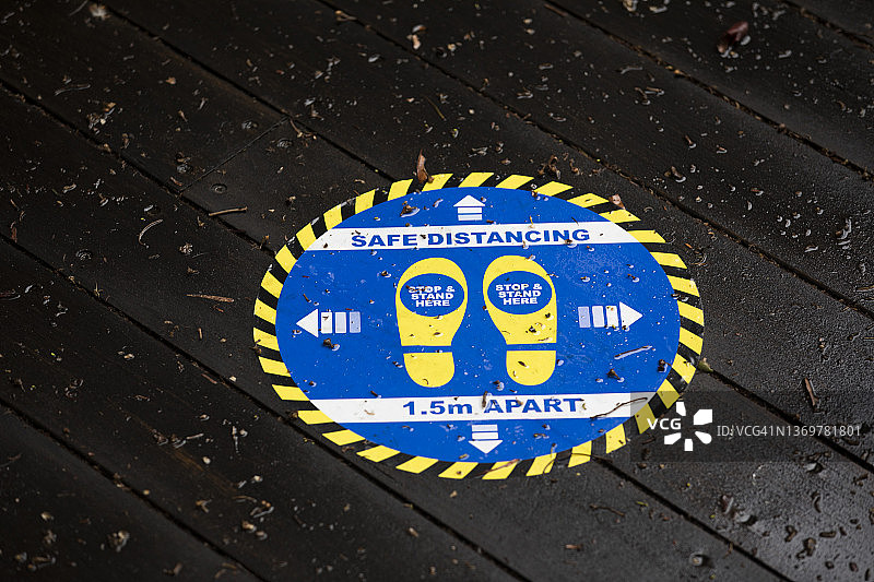 保持社交距离标志图片素材
