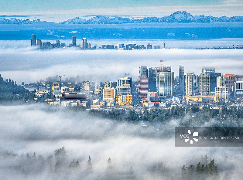 美国华盛顿州贝尔维尤的清晨雾气图片素材