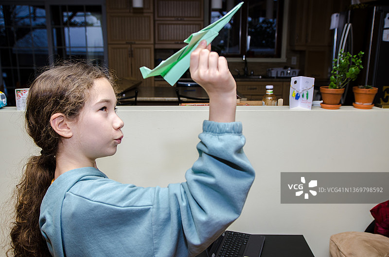 掷纸飞机的青少年女孩图片素材