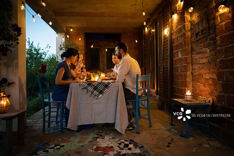 在花园里享受晚餐派对的宁静朋友们图片素材