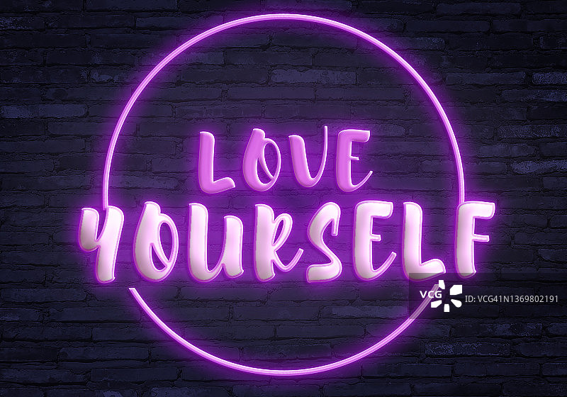 霓虹灯下的“爱自己”图片素材