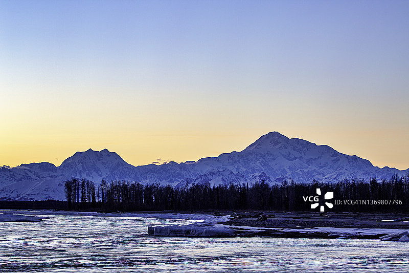 日落时分的德纳里峰图片素材