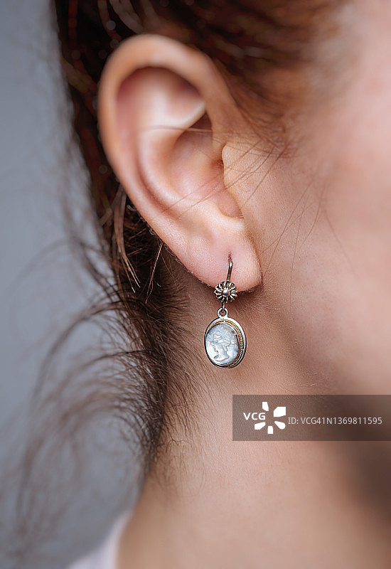 戴耳环的女人特写照片图片素材