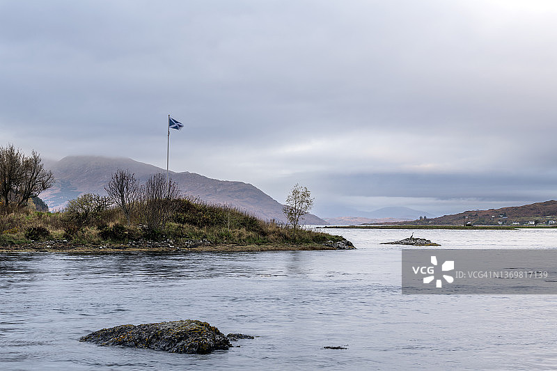 在风中飘扬的苏格兰旗帜图片素材