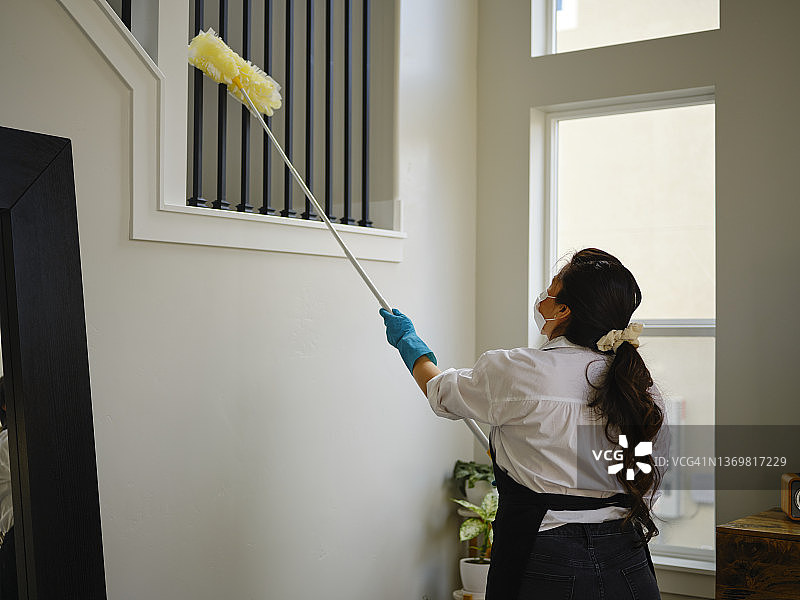 工作中专业的清洁女工图片素材