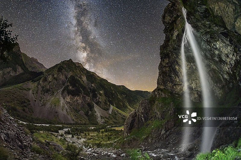 法国埃克兰国家公园卡塞特瀑布夜景与银河图片素材
