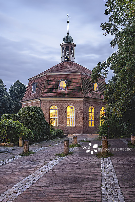 德国汉堡：市场教堂前的系船柱，黄昏时分图片素材